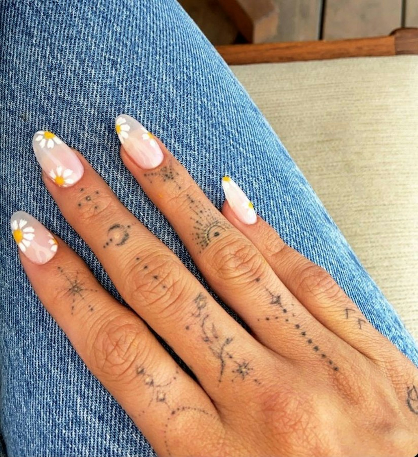 Daisy Nail Art